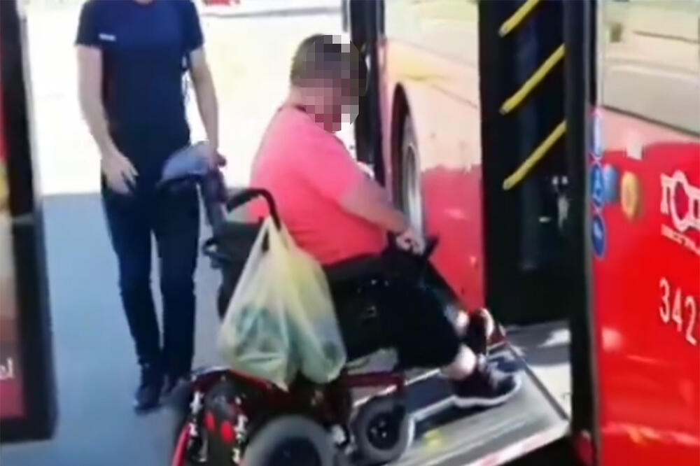 BRUKA I SRAMOTA U GRADSKOM PREVOZU! Vozač ODBIO da spusti rampu muškarcu u invalidskim kolicima: Prisutni ZGROŽENI prizorom