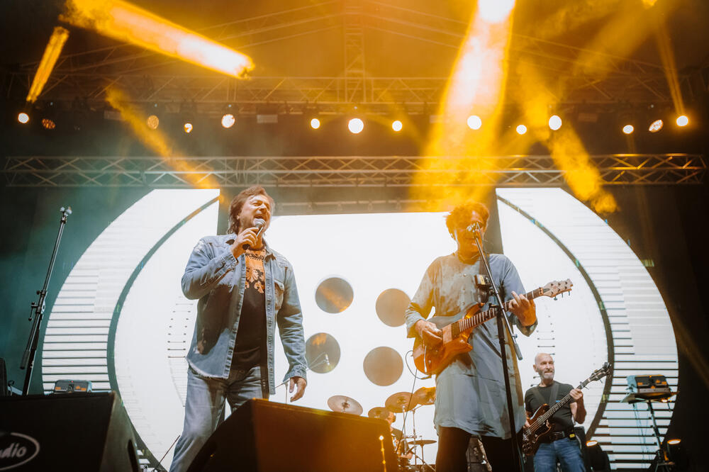 "NE BRINITE, SVIRAĆEMO MI JOŠ, TEK NAM JE 50": Bijelo dugme posle 35 godina u Nišu, a u publici i jedan naš KOŠARKAŠ FOTO