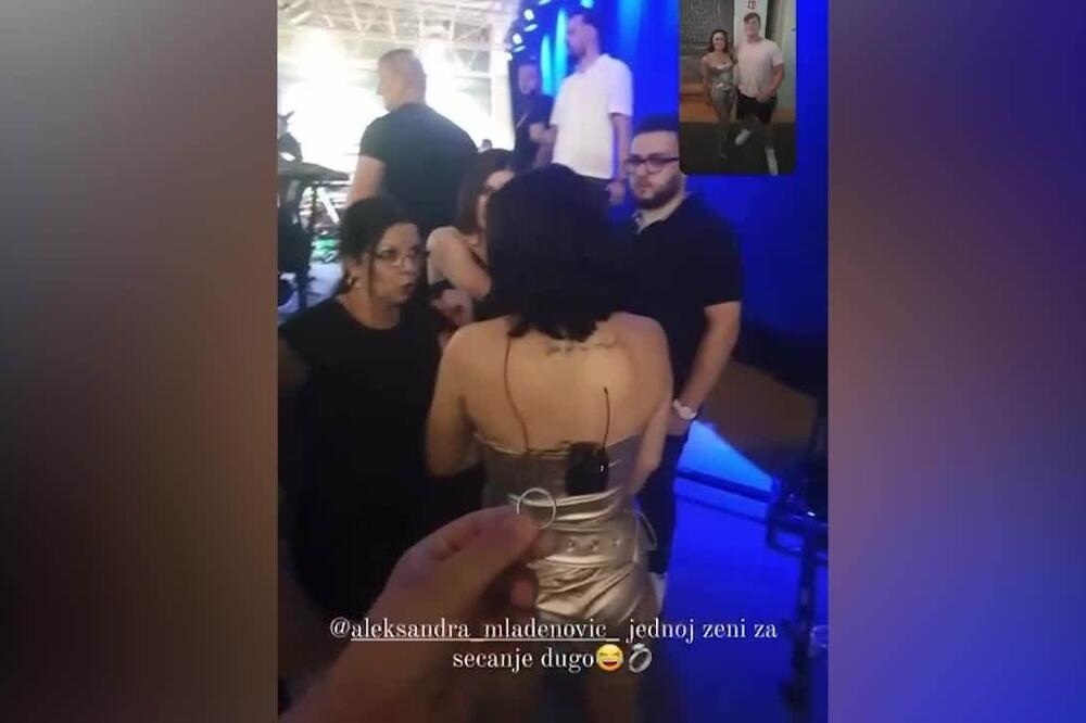 ALEKSANDRA MLADENOVIĆ ZAPROŠENA! Fan izvadio prsten i pitao pevačicu da se uda za njega, njen odgovor mu je slomio srce (VIDEO)