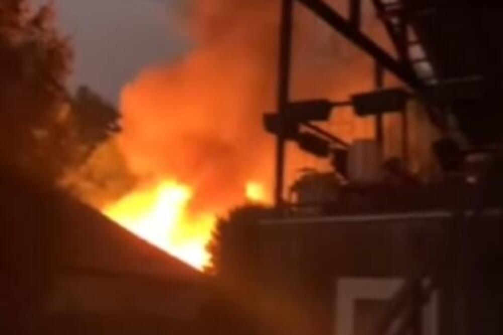 VELIKI POŽAR U NOVOM SADU: Objekat skroz izgoreo, vatrogasci sprečili širenje vatrene stihije POGLEDAJTE BUKTINJU (VIDEO)