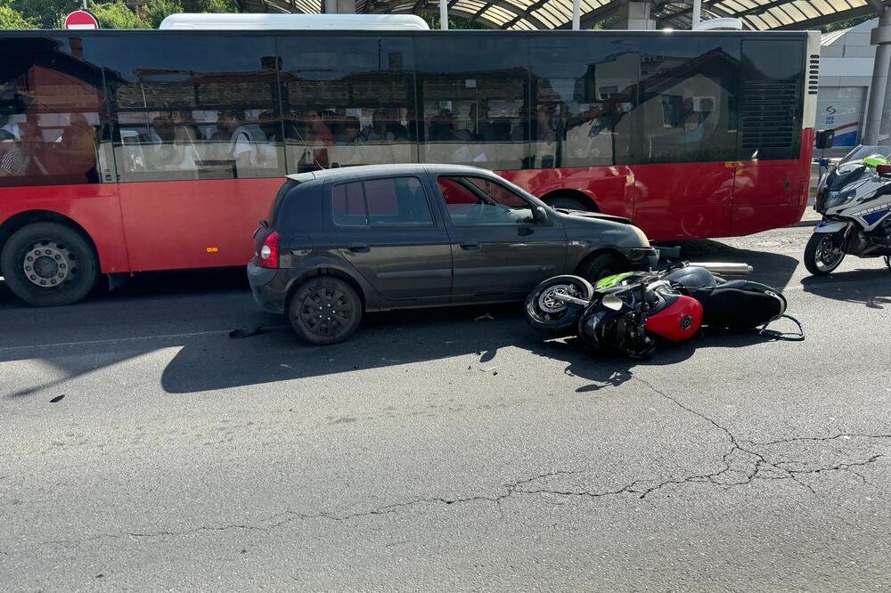 NESREĆA U BULEVARU: Oboren motociklista u Malom Mokrom Lugu (FOTO)