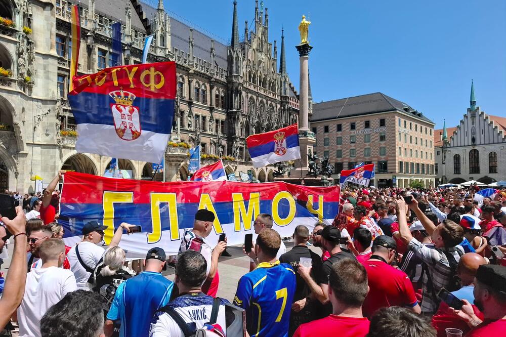 "KOSOVO - SRBIJA" ODZVANJA MINHENOM! Ludnica na Marijenplacu, navijači Srbije prave spektakularnu atmosferu! (VIDEO)