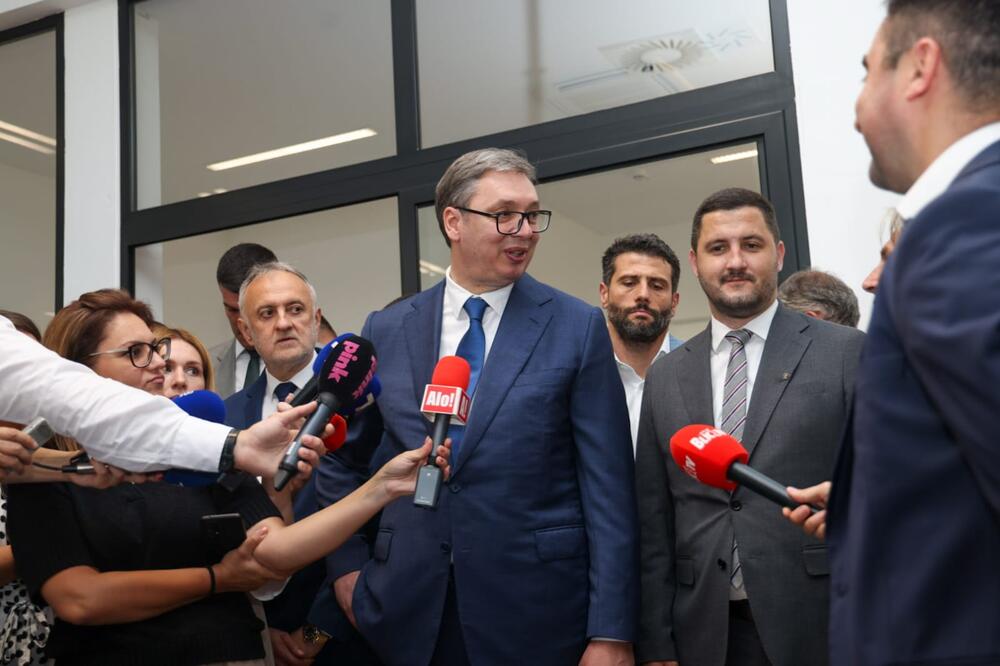POTPISAN KIMONO ZA VUČIĆA: Proslavljene srpske sportistkinje spremile iznenađenje za predsednika Srbije