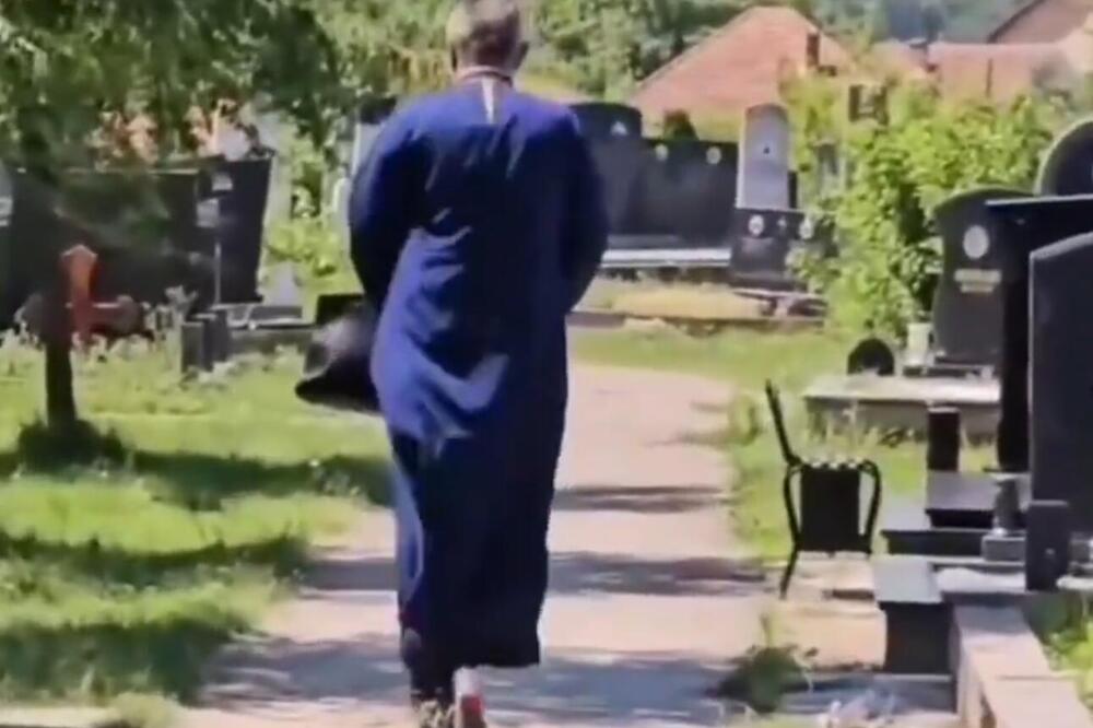 "OTAC TROTINETIJE" Snimak sveštenika na groblju u Srbiji ZAPALIO MREŽE: Vozi električni trotinet, a tek šta je potom REKAO (VIDEO)