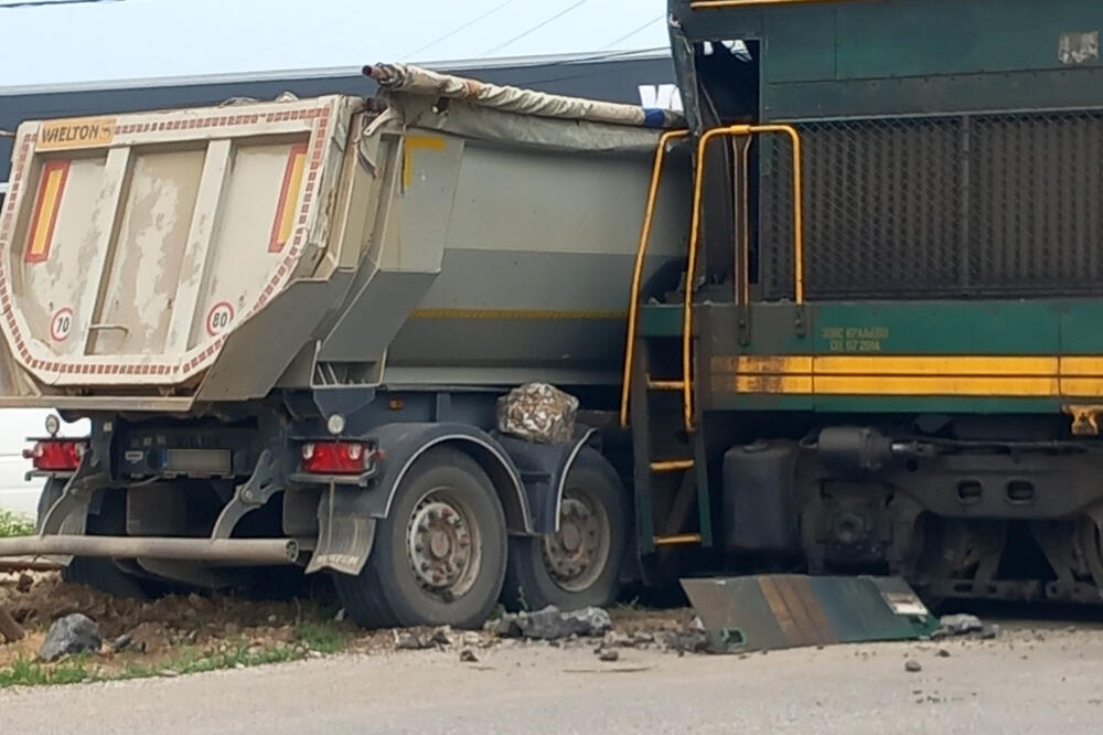 SUDARILI SE LOKOMOTIVA I ŠLEPER NA PRUŽNOM PRELAZU KOD LOZNICE: Pričinjena velika šteta "Kamion se nije propisno zaustavio" (FOTO)