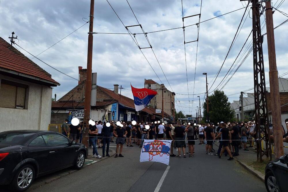 PROTEST PROTIV FESTIVALA "MIRDITA" NA DORĆOLU: "Promovisanje nezavisnog Kosova, dok srpska deca tamo stradaju - neće moći!"