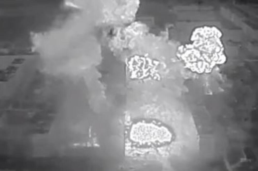 CELA ZGRADA NESTALA U SEKUNDI! Ovako ruske snage termobaričnim eksplozivnim napravama uništavaju komplekse - GORI SVE (VIDEO)