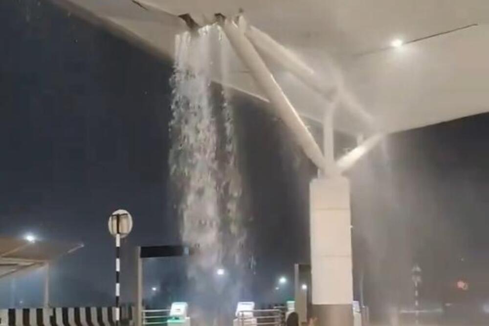 STRAVIČNE SCENE IZ NJU DELHIJA: Srušio se krov na najvećem aerodromu, metalni stub pao na taksi, IMA MRTVIH (FOTO/VIDEO)