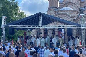 VIDOVDAN NA KOSOVU JE POSEBAN Srbi obeležavaju veliki praznik u Gračanici i Gazimestanu, Joanikije služi liturgiju (VIDEO)