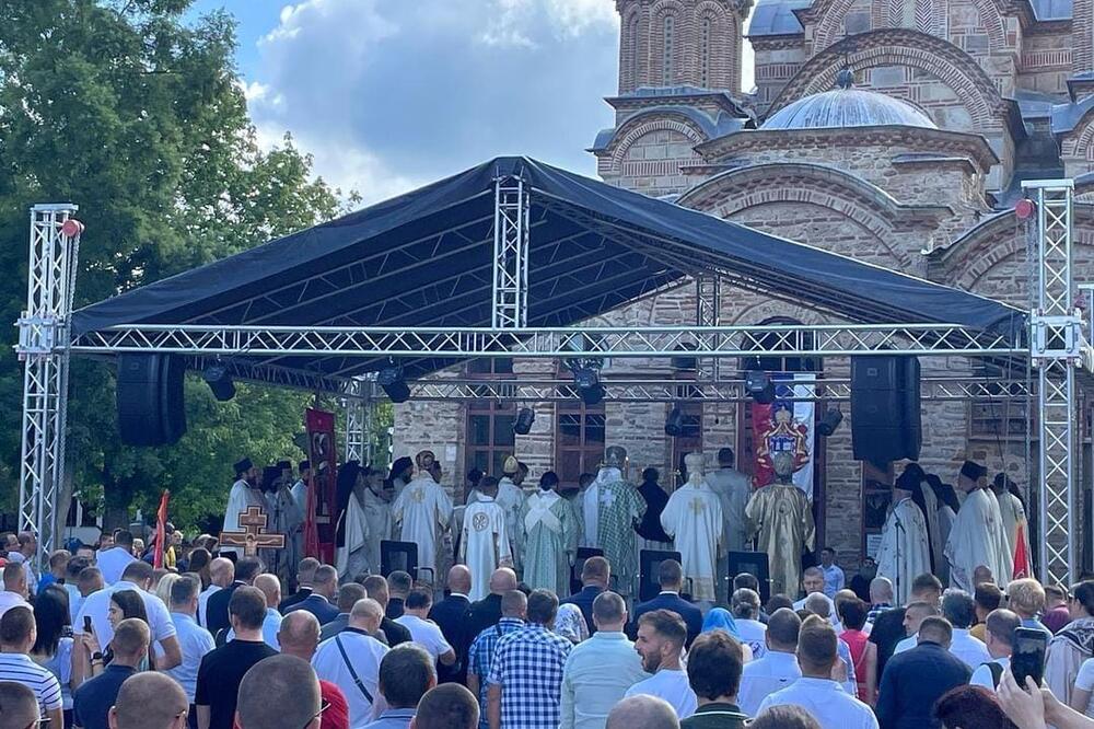 VIDOVDAN NA KOSOVU JE POSEBAN Srbi obeležavaju veliki praznik u Gračanici i Gazimestanu, Joanikije služi liturgiju (VIDEO)