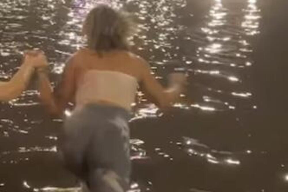 UČESNICA ZADRUGE SKOČILA DIREKTNO U POPLAVU! Počela da pliva u vodi iz kanalizacije, a sve vreme je snimala KAMERA (VIDEO)