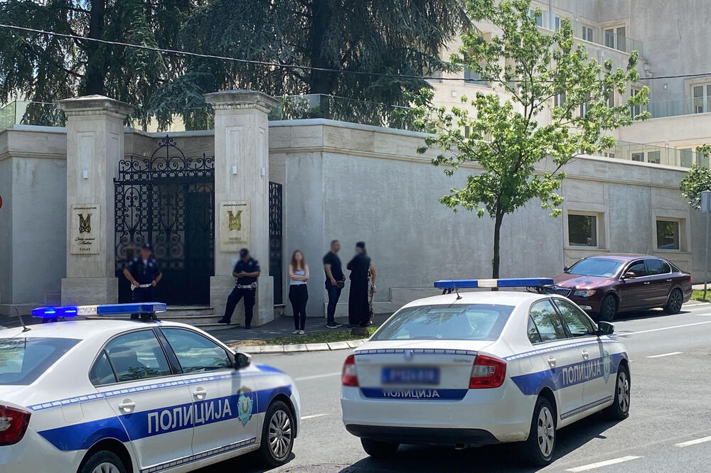 PRVE FOTOGRAFIJE SA MESTA GDE JE ŽANDARM NAPADNUT SAMOSTRELOM: Policija opkolila ambasadu na Dedinju, oglasio se Dačić (FOTO)