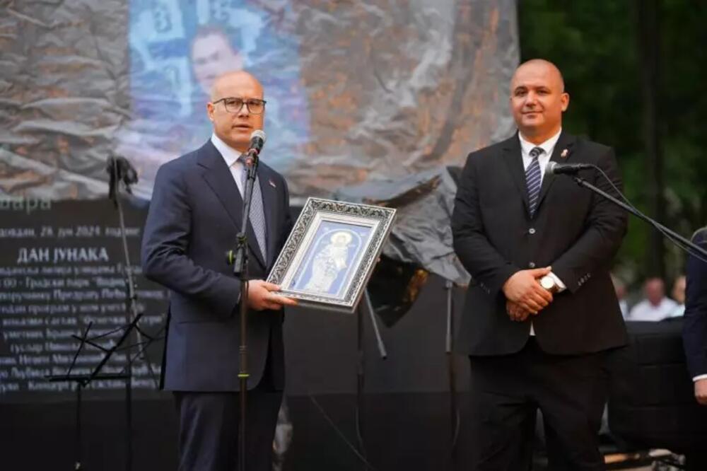 VUČEVIĆ: UVEK SMO ZNALI KO SU JUNACI KO IZDAJNICI! Premijer Srbije poklonio Vranešu ikonu Svetog Save, a dobio na dar Belog anđela