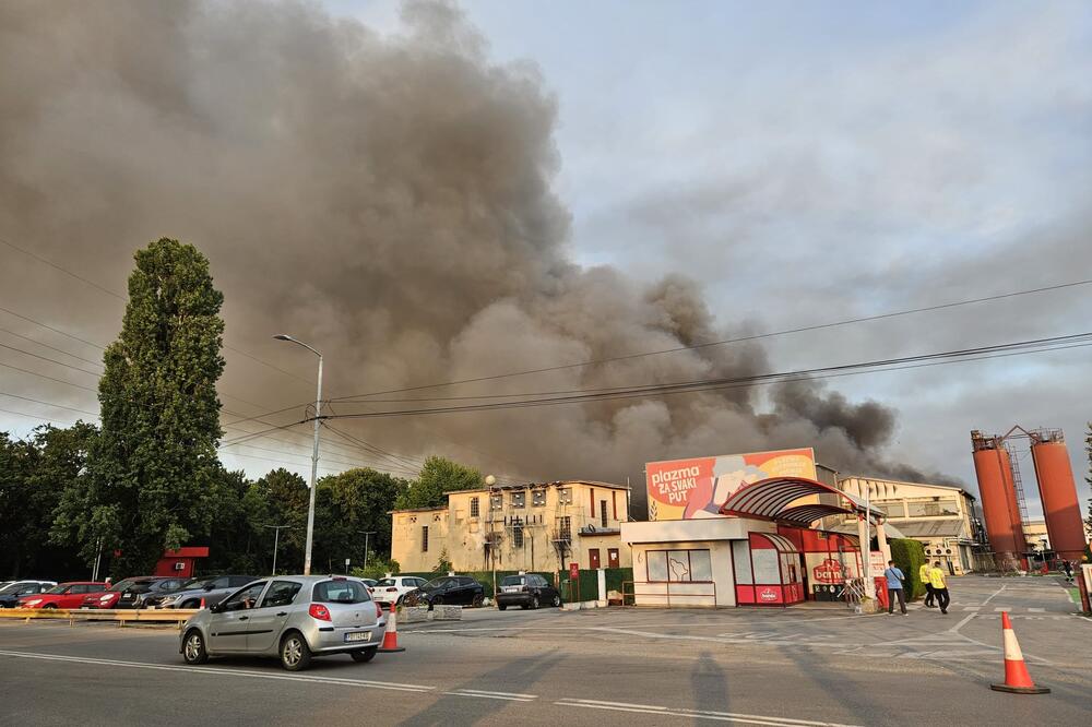 SNIMCI POŽARA U POŽAREVCU: Gori fabrika, 40 vatrogasaca na terenu - Nema povređenih