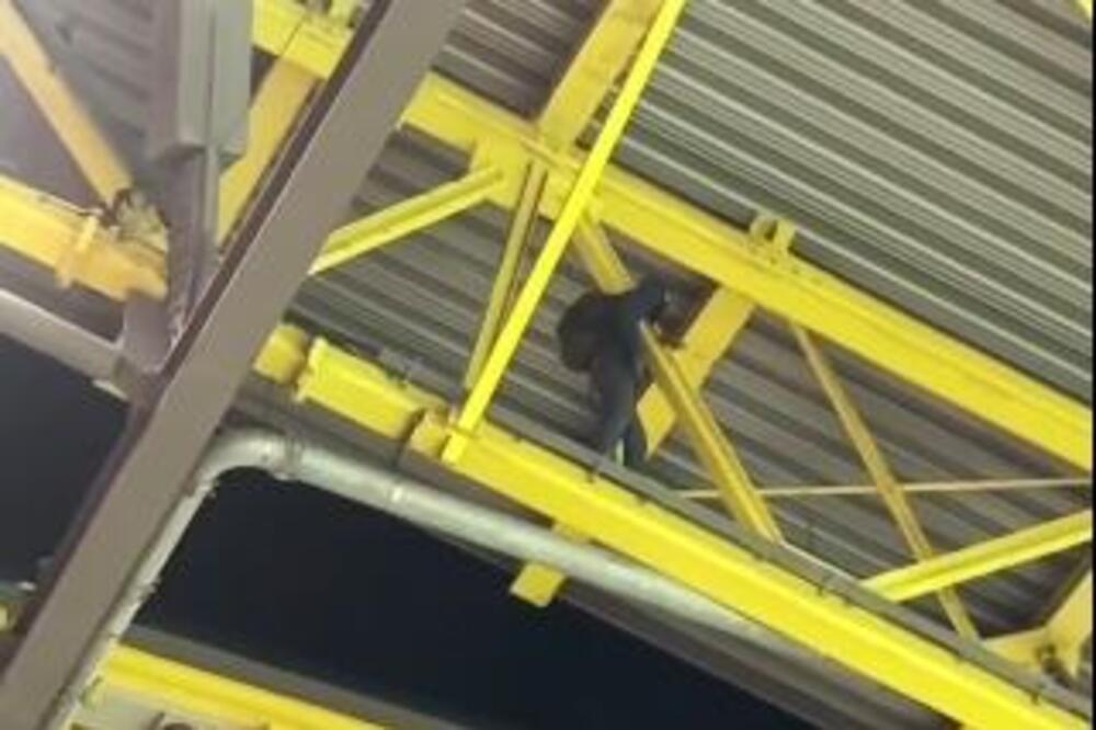 ISPLIVAO VIDEO DRAME KOJA SE ODVIJALA NA STADIONU: Maskirani muškarac na krovu izazvao PANIKU, policija podigla HELIKOPTERE!