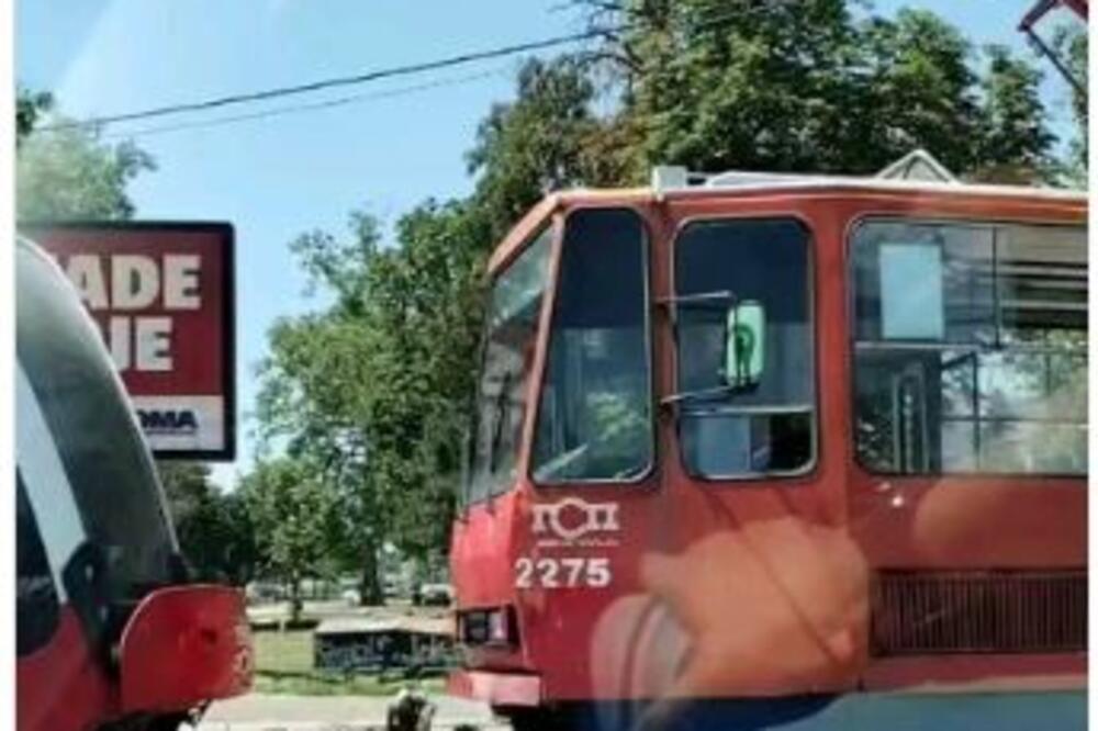 SAOBRAĆAJNA NESREĆA KOD AUTOBUSKE STANICE Sudarili se tramvaji (VIDEO)