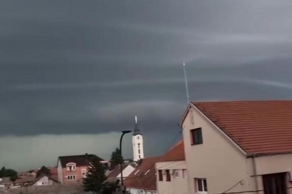ZASTRAŠUJUĆA SUPERĆELIJA SNIMLJENA U ŠIDU, NEVREME STIŽE IZ HRVATSKE: Crni oblak nad gradom, meteorolozi najavili POTOP (VIDEO)