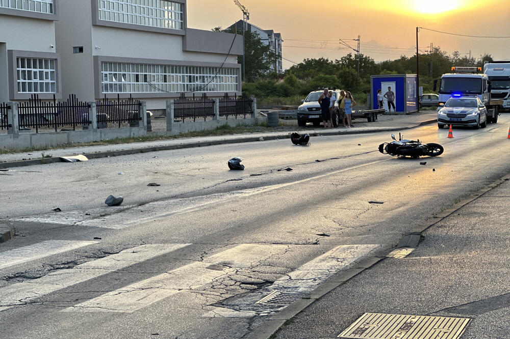 HOROR NA KRUŽNOM TOKU! Vozač škode udario devojku na motoru, pala nekoliko metara dalje: Teška nesreća u Čačku