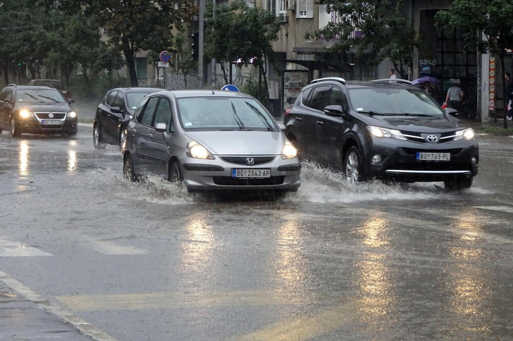 SMRAČILO SE U BEOGRADU! MUNJE PARAJU NEBO, POČELA GRMLJAVINA! U nekim delovima prestonice pljušti kiša