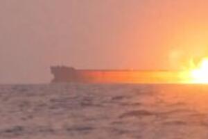 NIŠANILI, A ONDA PUCALI! Huti objavili simak DIREKTNOG GAĐANJA broda: Ovako MOĆNI kamikaza čamac pogađa metu (VIDEO)