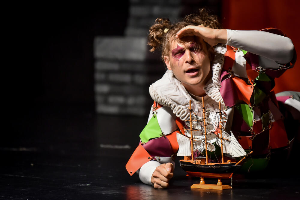 SAMO NAIZGLED JEDNOSTAVNA PRIČA KOJU I DANAS ŽIVIMO: Šekspir festival otvara "Bogojavljenska noć" sa plejadom mladih glumaca
