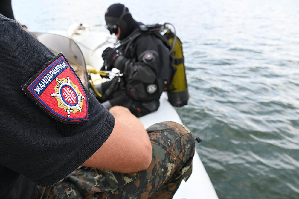 ČOVEK UPAO U DUNAV I NIJE ISPLIVAO, RONIOCI TRAGAJU ZA NJIM! Jeziva nesreća u Novom Sadu, PAO SA GRADILIŠTA NOVOG MOSTA (FOTO)