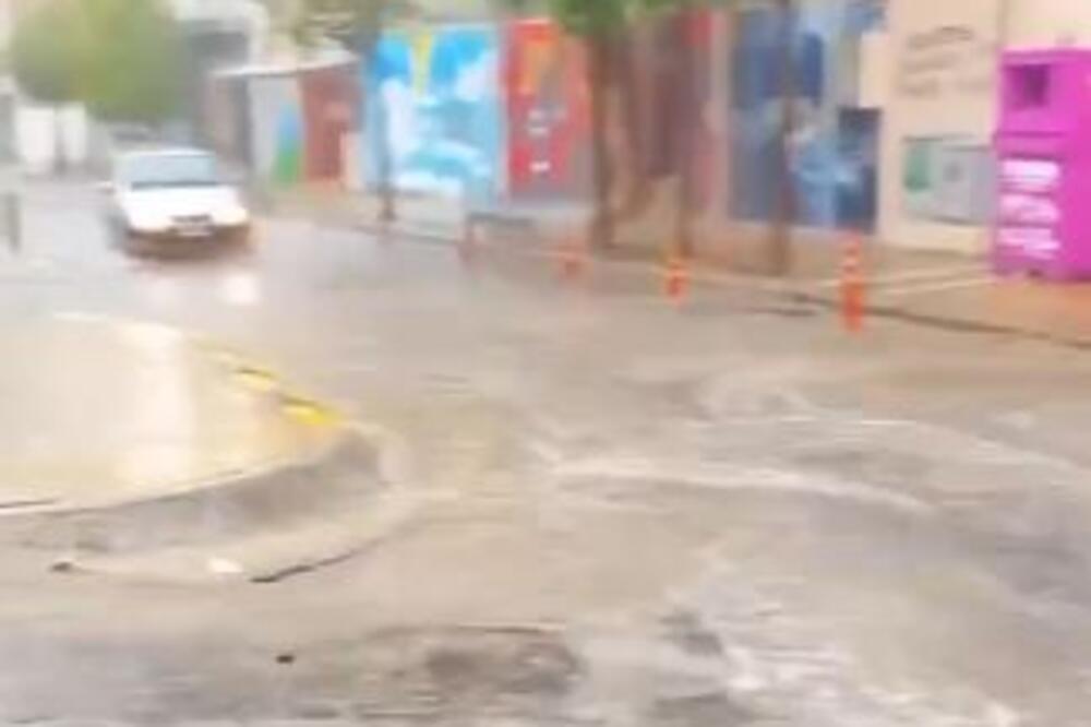 STRAVIČNE SCENE STIŽU IZ GRČKE! Kiša poplavila ulice, gromovi pucaju, DRŽAVA U PRIPRAVNOSTI: Prizori kao iz HOROR filmova (VIDEO)