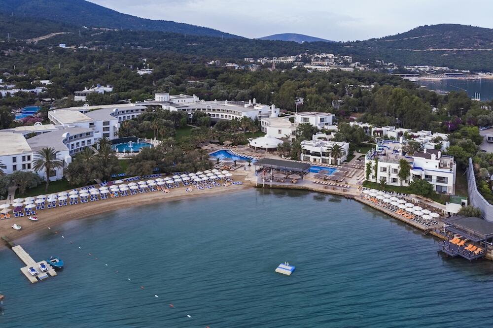 IDEALAN HOTEL ZA PORODIČNI ODMOR: Na privatnoj peščanoj plaži, nedavno renoviran - Hotel Samara 5*