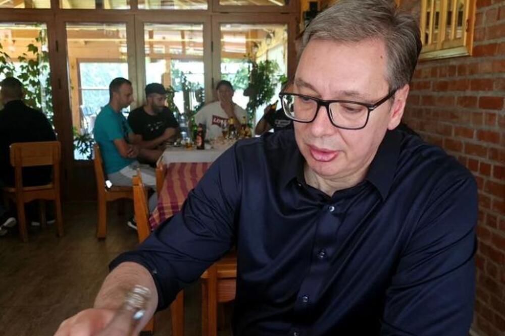 PREDSEDNIK VUČIĆ NAPRAVIO KRATAK PREDAH: Piće moje mladosti - posle sto godina jednu sam popio danas (FOTO)