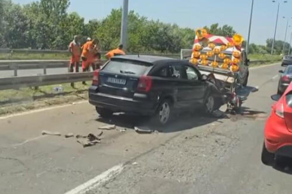 ŽESTOK UDES NA PANČEVAČKOM PUTU: Auto se zakucao u vozilo "Gradskog zelenila", radnik povređen (VIDEO)