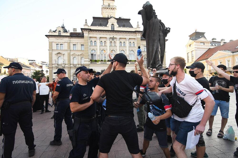 NA TRGU SLOBODE U NOVOM SADU IZBILA TUČA Više desetina ljudi učestvovalo