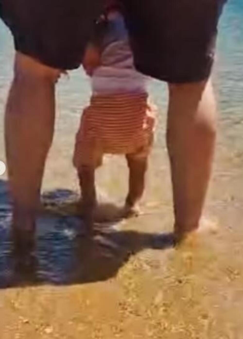 Miloš Timotijević sa sinom na plaži