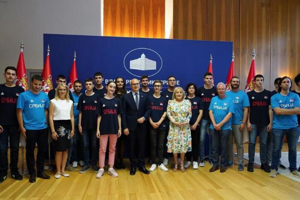 PREMIJER VUČEVIĆ SA UČENICIMA OSVAJAČIMA MEDALJA: Nema uspeha bez podrške porodice! Gde god bili, vratite se u Srbiju (FOTO)