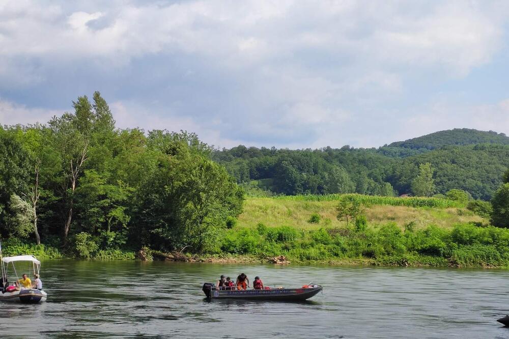 NESREĆA KOD LJUBOVIJE! Pao sa surf daske i završio ispod čamca, dramatična akcija spasavanja! (FOTO)