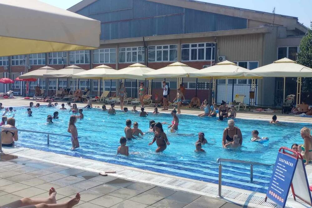 SPAS OD TROPSKIH TEMPERATURA: Na gradskom kupalištu u Loznici vrvi od ljudi, evo kako provode vreme (FOTO)