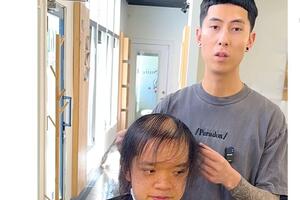 GODINAMA NIJE BIO U FRIZERSKOM SALONU, REZULTAT POSLE ŠOKIRAO SVE: "Sa novom frizurom izgleda kao da ima 30 godina manje" (VIDEO)