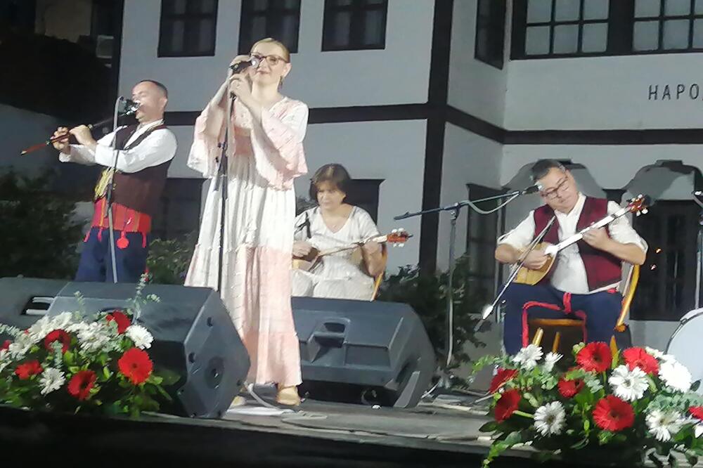 GRUPA "IZVOR" KONCERTOM U VRANJU OBELEŽILA JUBILEJ: Tradicionalne pesme našeg podneblja čuvaju od zaborava