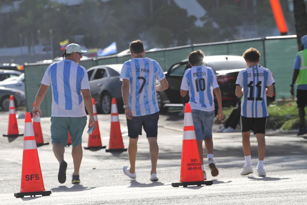 JEZIVA TRAGEDIJA! Navijač Argentine POGINUO posle HOROR PADA! Policija je pokušala da ga UPOZORI, ali SPASA NIJE BILO!