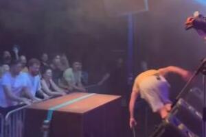 MILE KEKIN PAO SA BINE: Muzičar se popeo na zvučnik, izgubio ravnotežu, pa POLJUBIO PATOS "Stejdž se sam pomerio" (VIDEO)