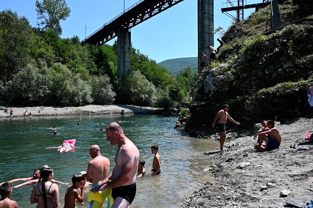 PRIJEPOLJCI SPAS OD TROPSKIH VRUĆINA NAŠLI NA PLAŽI PETROVAC: Ujedinili se da biser prirode zablista punim sjajem ovog leta (FOTO)