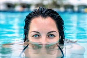 Da li je bezbedno nositi sočiva tokom plivanja? Ovo su simptomi koji ukazuju na infekciju oka