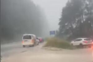 U OVOM GRADU U SRBIJI POČELO NEVREME: Pada jaka kiša i grad (VIDEO)