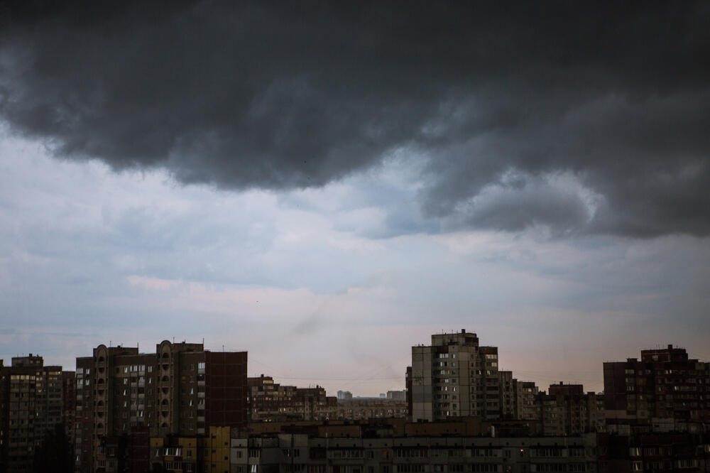 NEPOGODE SAMO ŠTO NISU, RHMZ UPOZORIO: Grad i olujni pljuskovi prvo na jugu, potom i u OVIM DELOVIMA! Upaljen i meteo alarm