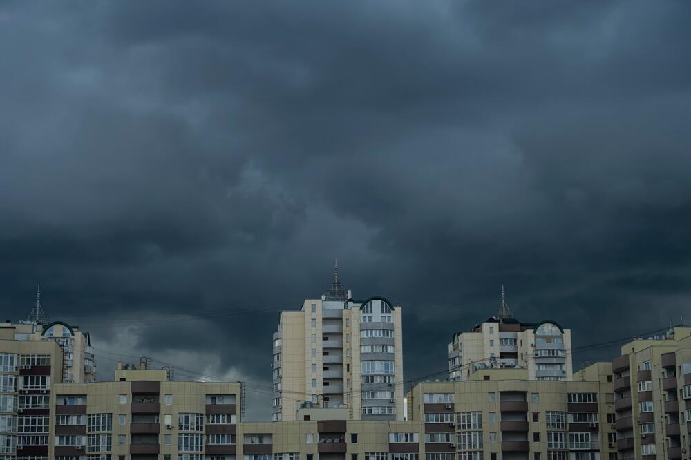 U naredna 2 sata pljuskovi i grmljavina pogađaju ove delove Srbije: RHMZ izdao najnoviju najavu vremena, popaljeni meteoalarmi!