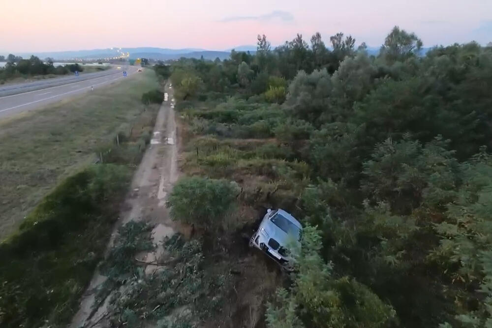 LETEO JE SIGURNO PREKO 30 METARA: Drama na auto-putu kod Niša, vozač bmw sleteo s puta, završio u ŠUMI (FOTO)