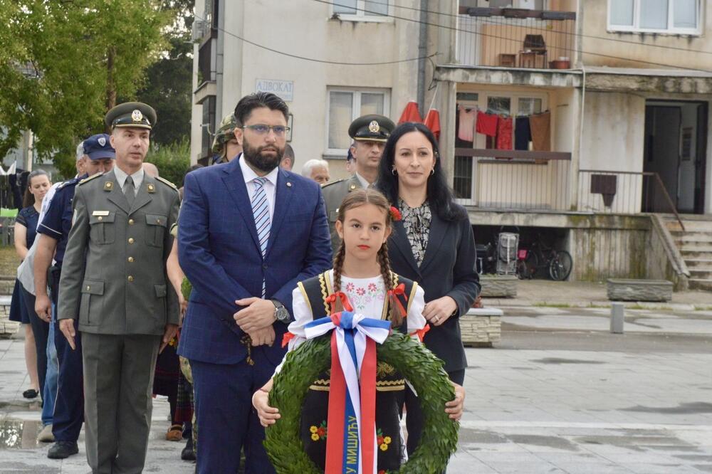 MINISTARKA ŽARIĆ KOVAČEVIĆ POLOŽILA VENAC U ČAST ŽIVOJINA MIŠIĆA: Prisustvovala svečanoj akademiji u rodnoj kući u selu Struganik