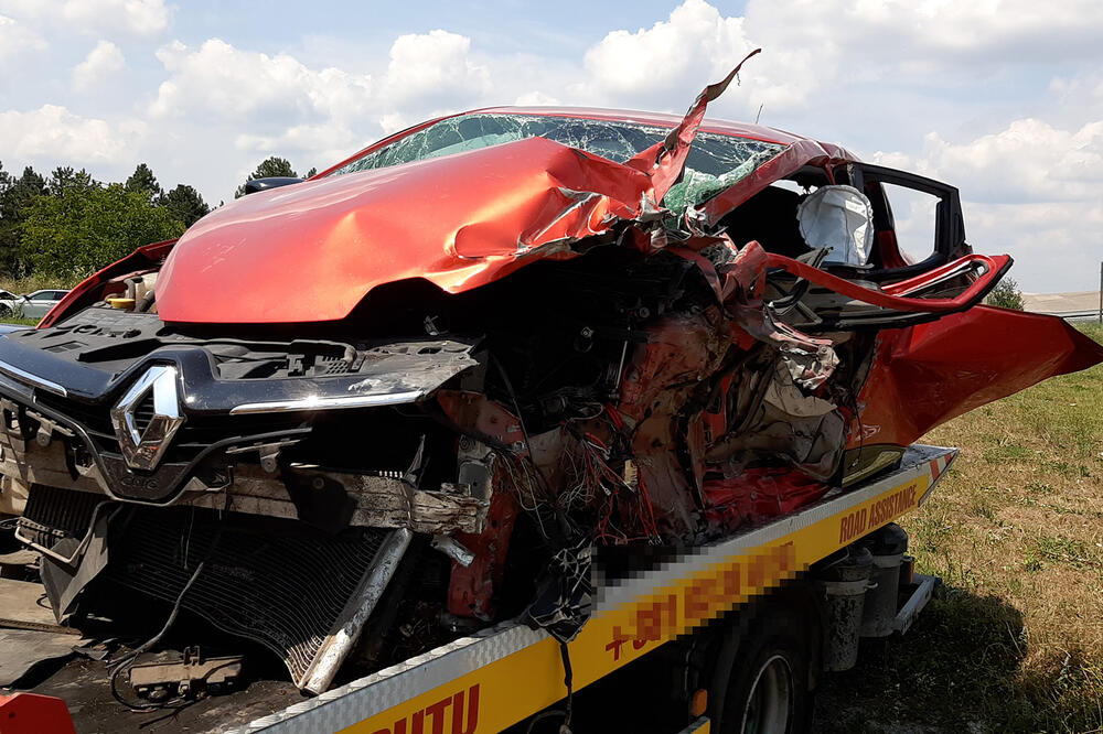 SUDAR AUTOMOBILA I KAMIONA NA ZAOBILAZNOM PUTU KOD LOZNICE: Dvoje dece i žena (39) hospitalizovani (FOTO)