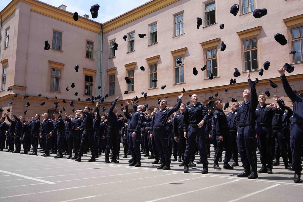 SVEČANA PROMOCIJA POLAZNIKA 44. KLASE U SREMSKOJ KAMENICI! Dačić: Nema jake države bez jake vojske i policije