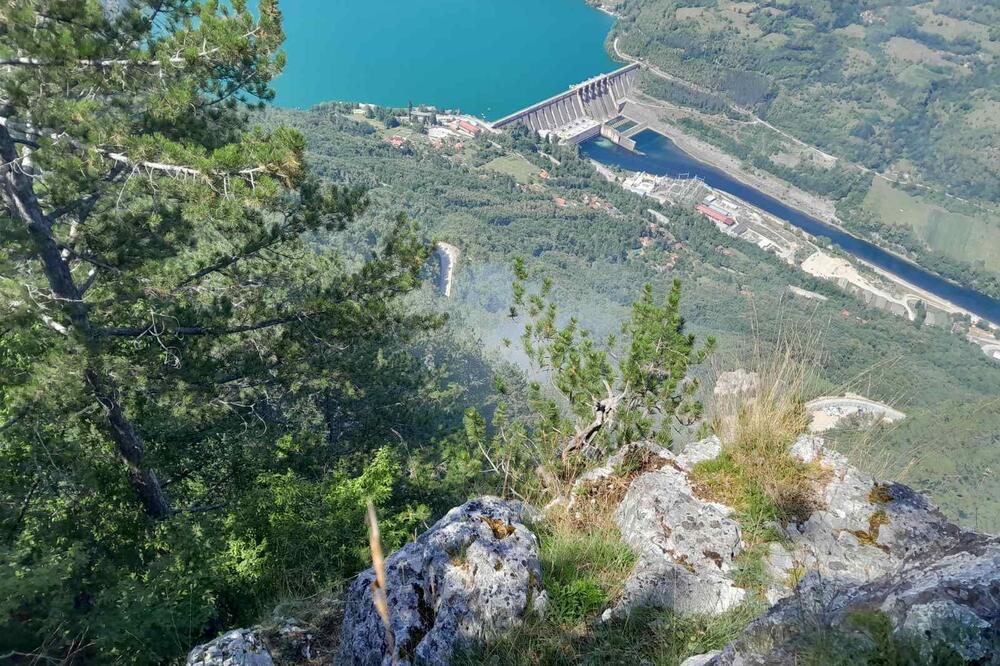 POŽAR NA TARI LOKALIZOVAN, ALI I DALJE TRAJE BORBA: Udar groma zapalio šumu, detalji teške akcije na srpskoj planini