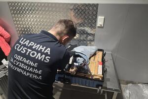 CARINICI OSTALI U ŠOKU KADA SU PREGLEDALI OVE KOFERE! Evo šta su zaplenili na Horgošu i aerodromu u Beogradu (FOTO)